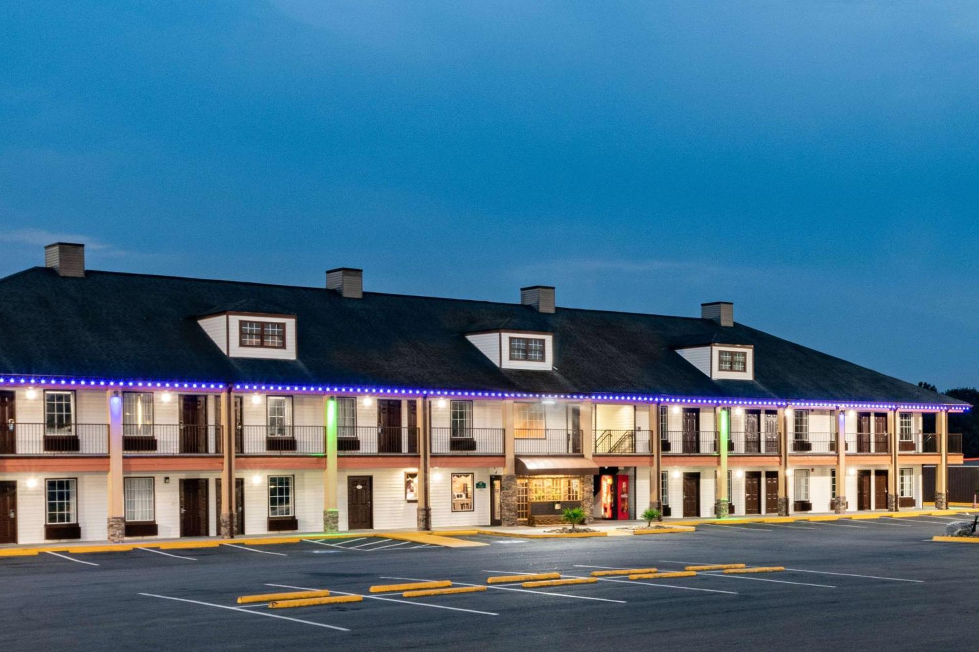 Baymont By Wyndham Commerce Ga Near Tanger Outlets Mall Exterior photo