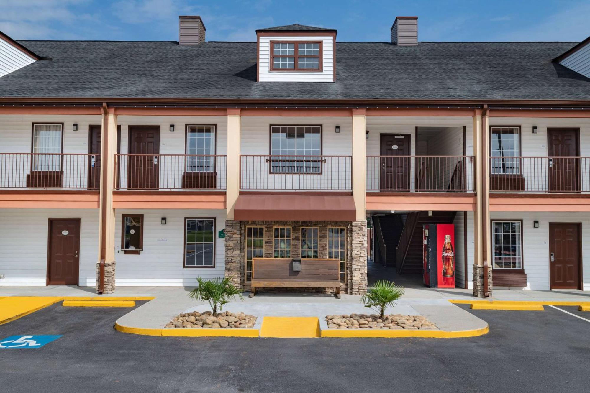 Baymont By Wyndham Commerce Ga Near Tanger Outlets Mall Exterior photo