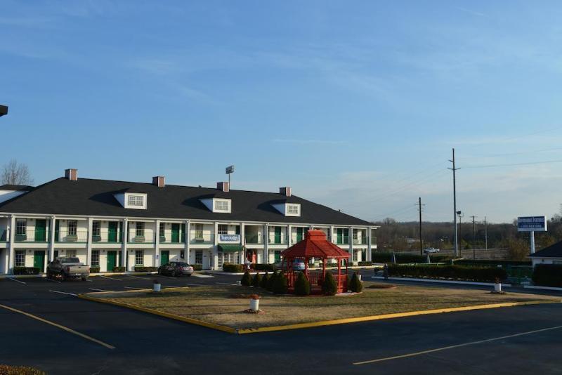Baymont By Wyndham Commerce Ga Near Tanger Outlets Mall Exterior photo